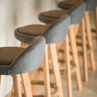 商用家具 柔らかい灰色の綿の枕付きの現代的な高い竹バーストール