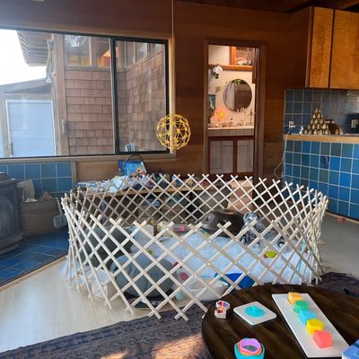 頑丈で環境にやさしい 固木製 折りたたたみ可能な 赤ちゃん用の大きな 遊び台で リビングをアップグレードしてください