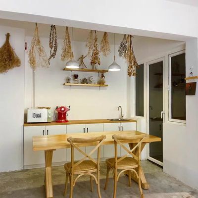 モダンスタイル ニトロラック 完成品 固木 積み立てられる食卓 レストランや結婚式用