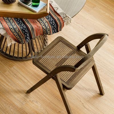 スタイリッシュ モーデン ダイニング フルーニチュール 耐久性のあるラタンシートとバック付きの木製椅子