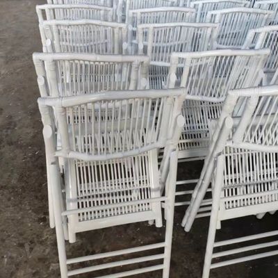 ラタン/ウィッカーのシートバック 素材 カスタマイズされた色 田舎風 バンブー 折りたたむ式 屋外食卓 パーティー用家具用