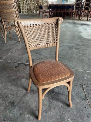 ホテル 家具 木製 杖 の 背面 ラタン 結婚式 宴会 招待 会 席 配置