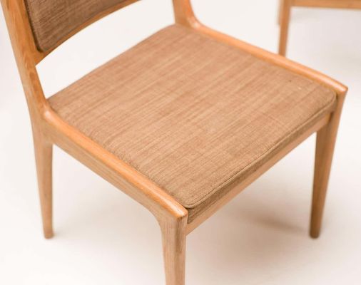 ダイニングルーム 家具 固木 高背椅子 織物 布団 北欧 デザイン