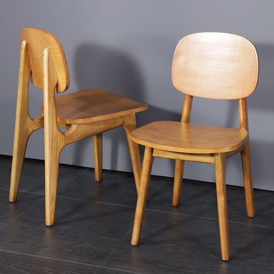 ゴム木 ノルディック レストランチェア モダンダイニングルームのための精巧な木製チェア