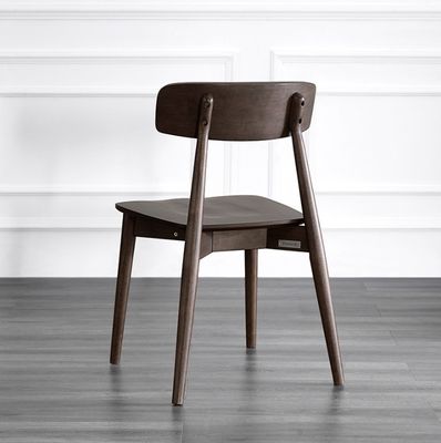 伝統的な北欧固木椅子 ダイニングルーム家具 レストラン椅子
