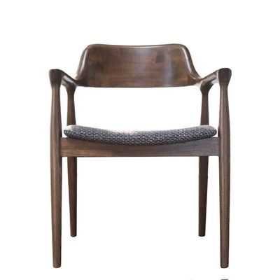 ダイニングルーム 家具 現代の黒い革 敷き布団 木材 椅子 敷き布団とデザイン