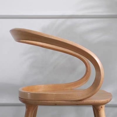 OEM サービス 受付 丸い形の腕翼とノルディック固形灰木の芸術的なデザインの現代食堂椅子