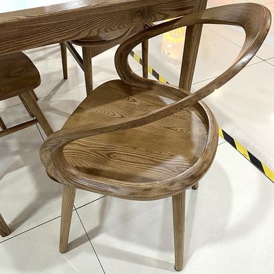 OEM サービス 受付 丸い形の腕翼とノルディック固形灰木の芸術的なデザインの現代食堂椅子