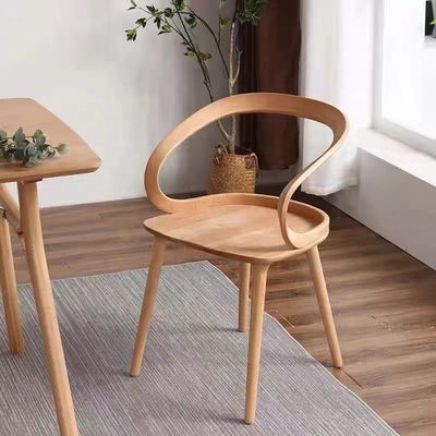 OEM サービス 受付 丸い形の腕翼とノルディック固形灰木の芸術的なデザインの現代食堂椅子
