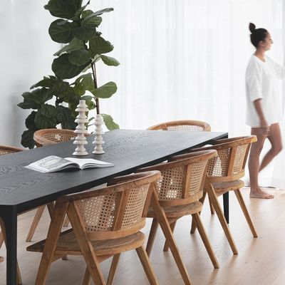 お気に入りの色で カスタマイズされた木製椅子で レストランの外観を向上させてください