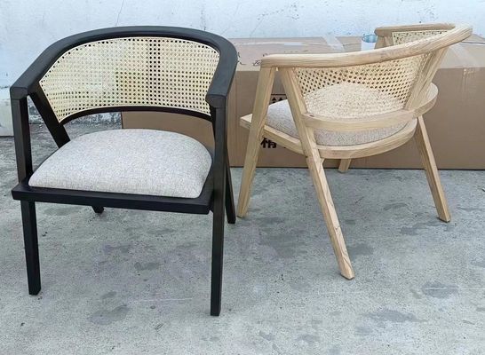 お気に入りの色で カスタマイズされた木製椅子で レストランの外観を向上させてください