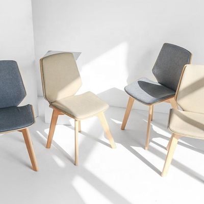 実用的な家庭用家具 固形木製の脚とカスタマイズされた布のダイニングチェア