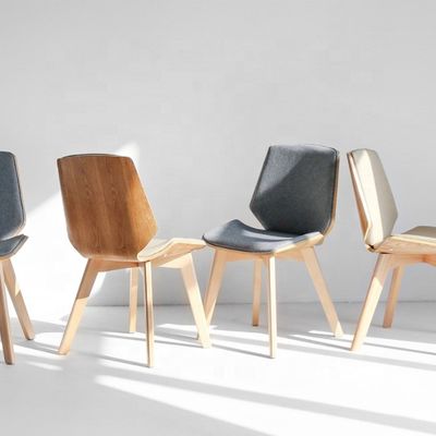 実用的な家庭用家具 固形木製の脚とカスタマイズされた布のダイニングチェア