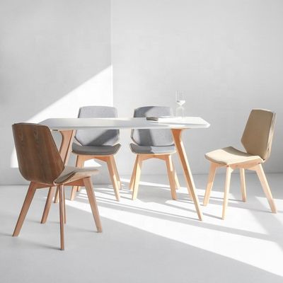 実用的な家庭用家具 固形木製の脚とカスタマイズされた布のダイニングチェア