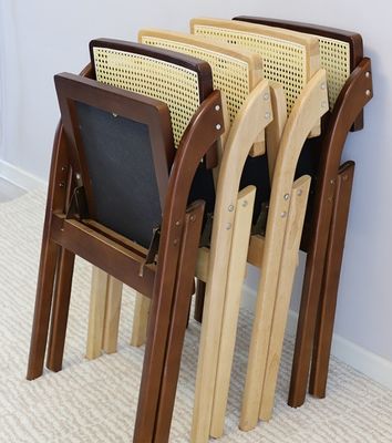 レストラン用折りたたむ木製椅子 耐久性のあるラタン式食卓椅子 天然/ナッツ色の椅子