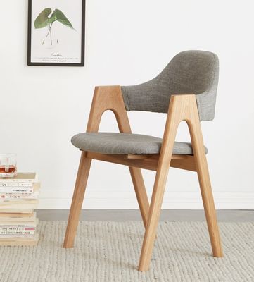 リビングルーム家具 織物の枕とカスタマイズされたデザインの現代的な固木食卓