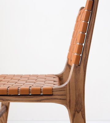 現代のレジャーダイニングチェア 織物革 固木 ダイニングルーム家具