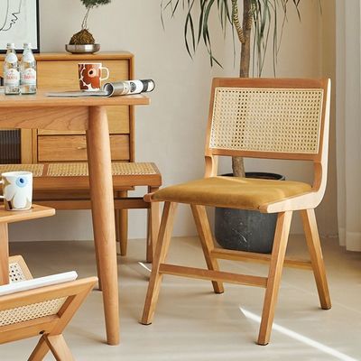 マシッドウッドとラタン 食卓アームチェア 商用家具のための現代デザイン