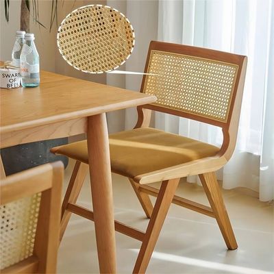 マシッドウッドとラタン 食卓アームチェア 商用家具のための現代デザイン