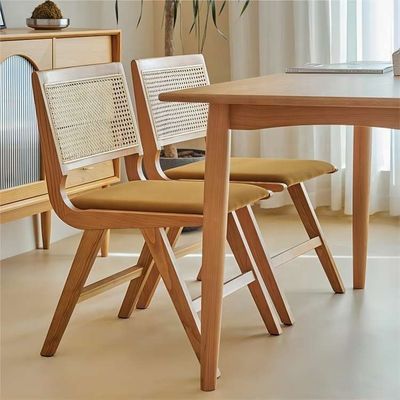 マシッドウッドとラタン 食卓アームチェア 商用家具のための現代デザイン