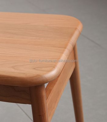 モダンなデザインスタイルで固木食卓 ダイニングルームの家具 カフェ レストランで ノルディック シンプル デザイン