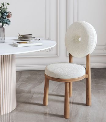 ダイニングルーム 家具 固木羊毛 ドーナツ椅子 現代のレストランやカフェでの北欧デザインの食事