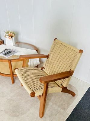モダンなスタイル リビングルーム家具 固形木製食卓 織りコードシートと木製の腕
