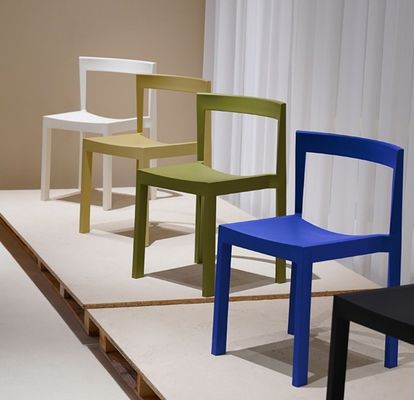 ダイニングルーム 家具 頑丈な木製 リビングルームのためのダイニングチェア ヨーロッパ 現代のスタックレストラン バー