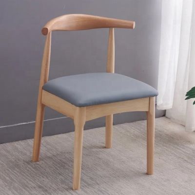 ダイニングルーム家具 ヨーロッパのスタイル オックスホーンとPU/ファブリックシートのモダンな椅子 木製枠 郵便包装 Y
