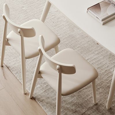 ノルディックスタイルの食堂椅子 固木脚とニトロラック仕上げの布カバー