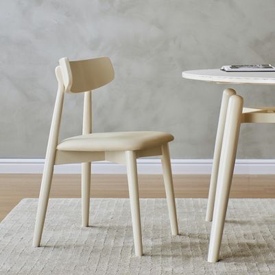 ノルディックスタイルの食堂椅子 固木脚とニトロラック仕上げの布カバー