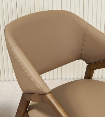 2023 モダンデザイン マシッドウッド PU レザー ダイニングルーム カフェ用 ブームチェア レストランに魅力を与え