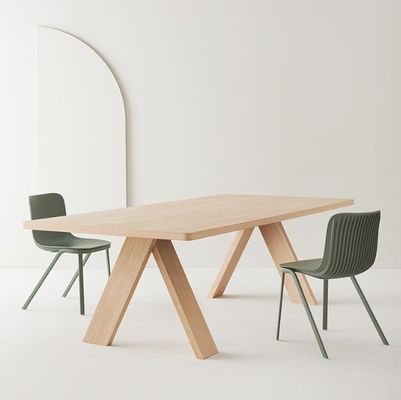豪華で堅牢なスタイルで現代のエグゼクティブオフィスダイニングのための木製松木テーブルセット