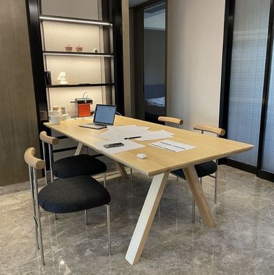 豪華で堅牢なスタイルで現代のエグゼクティブオフィスダイニングのための木製松木テーブルセット