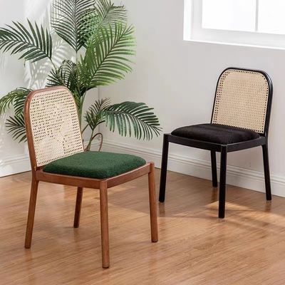 現代の自然ラタン 固木食卓 レストラン用食卓 ダイニングルーム家具 特定の食卓