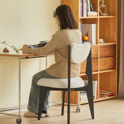 モーデンスタイル ベッドルーム オーダーメイドカラーと黒い脚のホワイトベールテッドの木製食卓